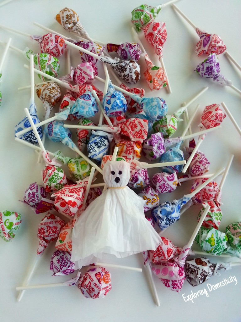 Ghost Pops: cute Halloween treat reusing plastic bags