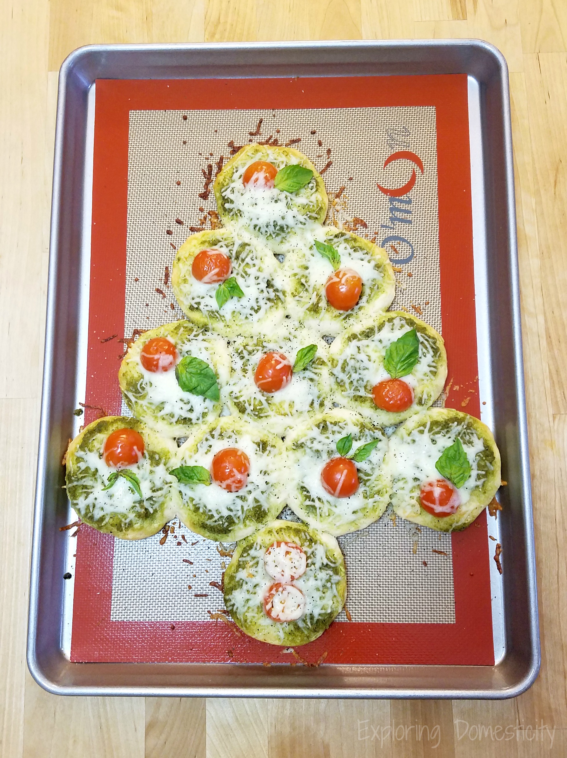 Easy Cheesy Christmas Tree Shaped Appetizers - Easy Holiday Appetizer: Christmas Tree Cheese Board ...