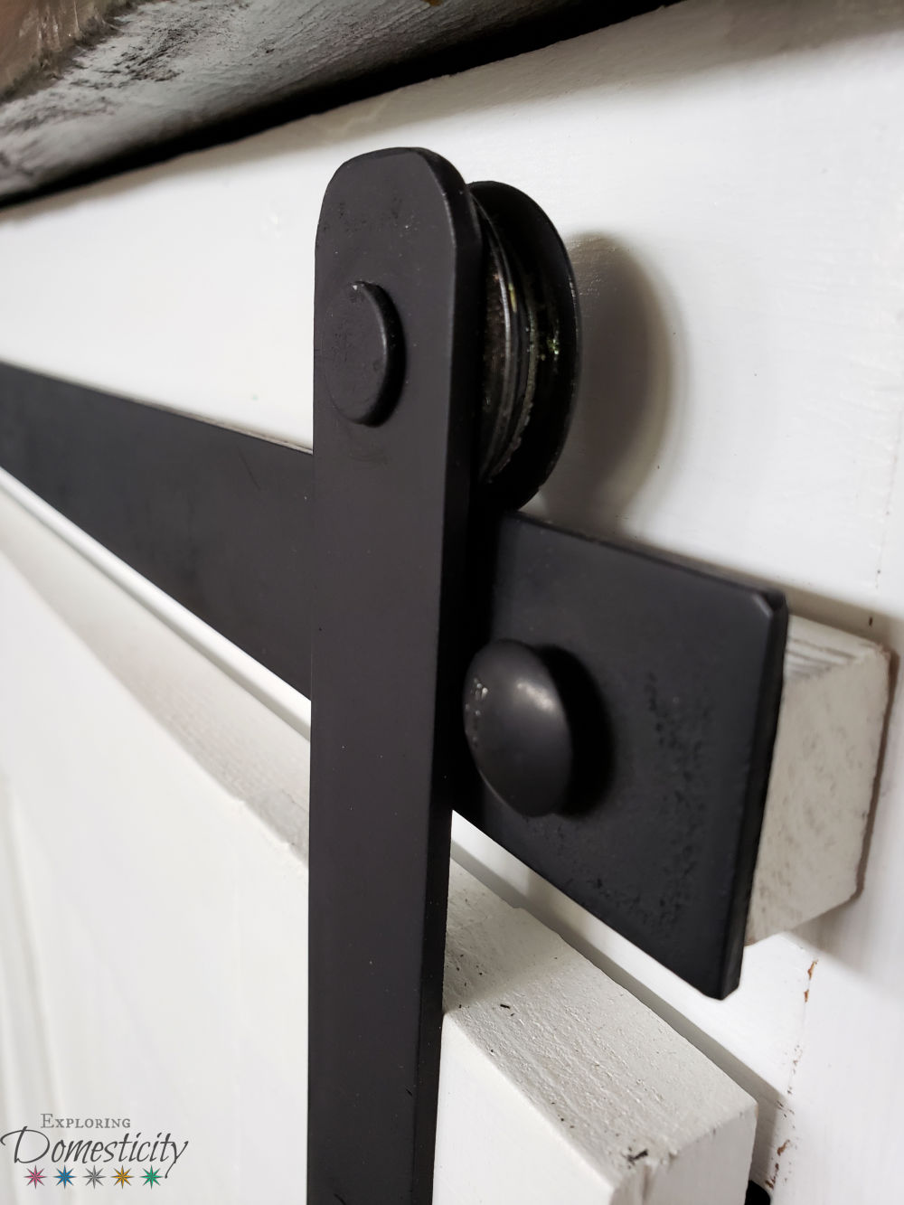 https://exploringdomesticity.com/wp-content/uploads/2019/04/DIY-Barn-Door-Hardware-step-by-step.jpg