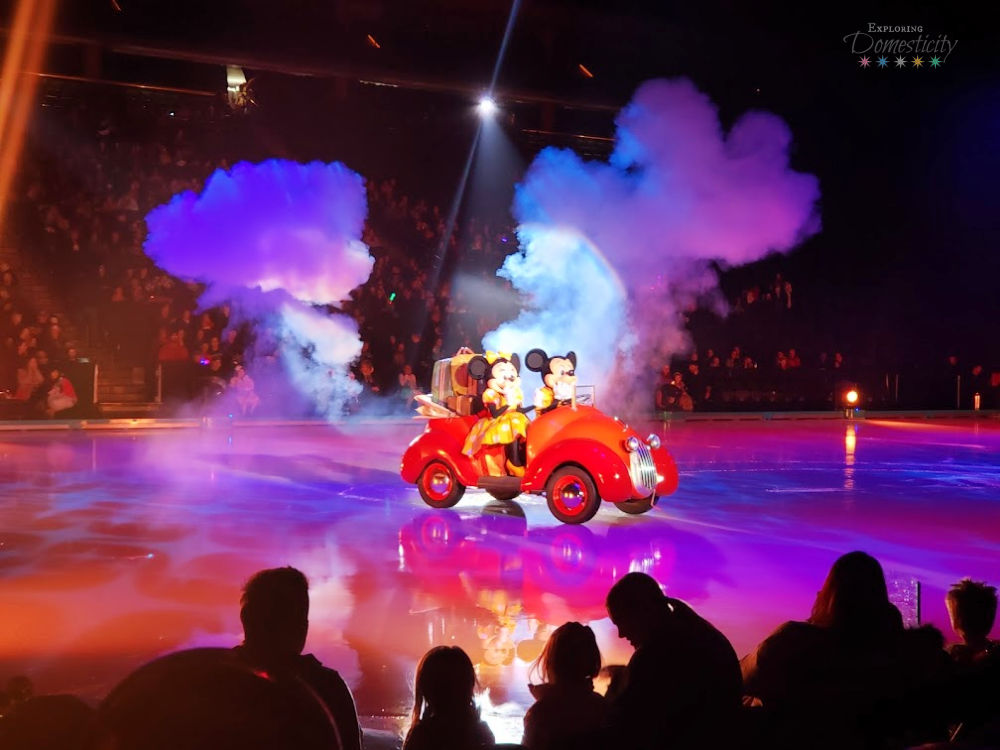 Disney on Ice: Worlds of Enchantment - Mickey and Minnie